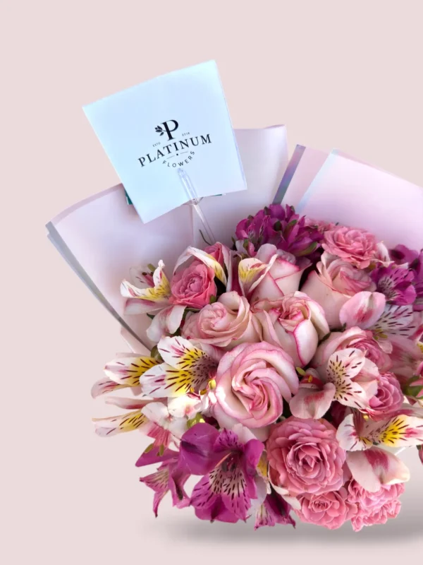 6 Rosas devela con astromelia y mini rosa - Image 3